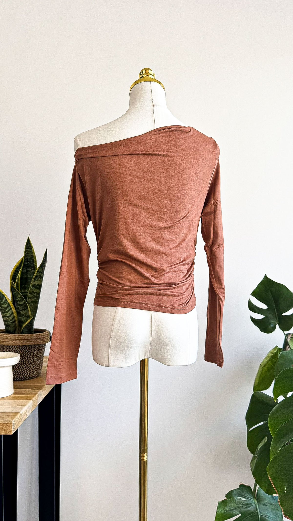 Top asymétrique marron effet drapé une épaule manches longues taille M