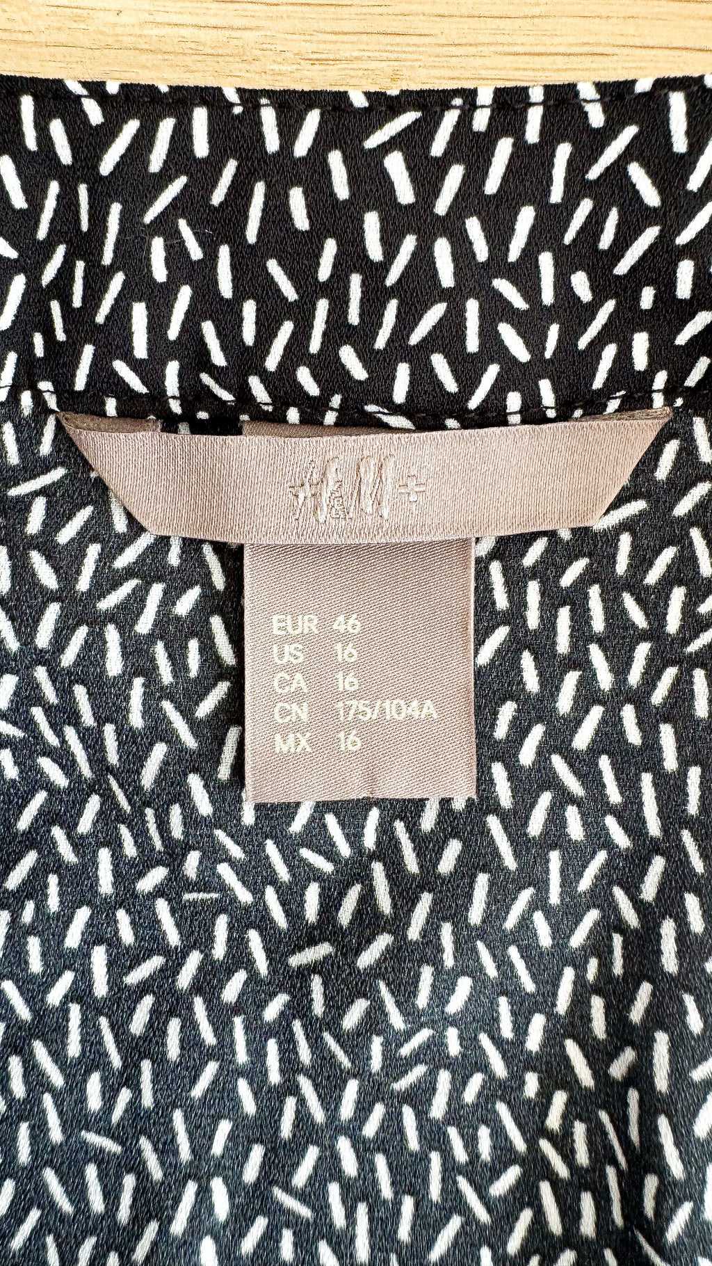 Blouse H&M noire et blanche imprimée fluide manches longues taille 46