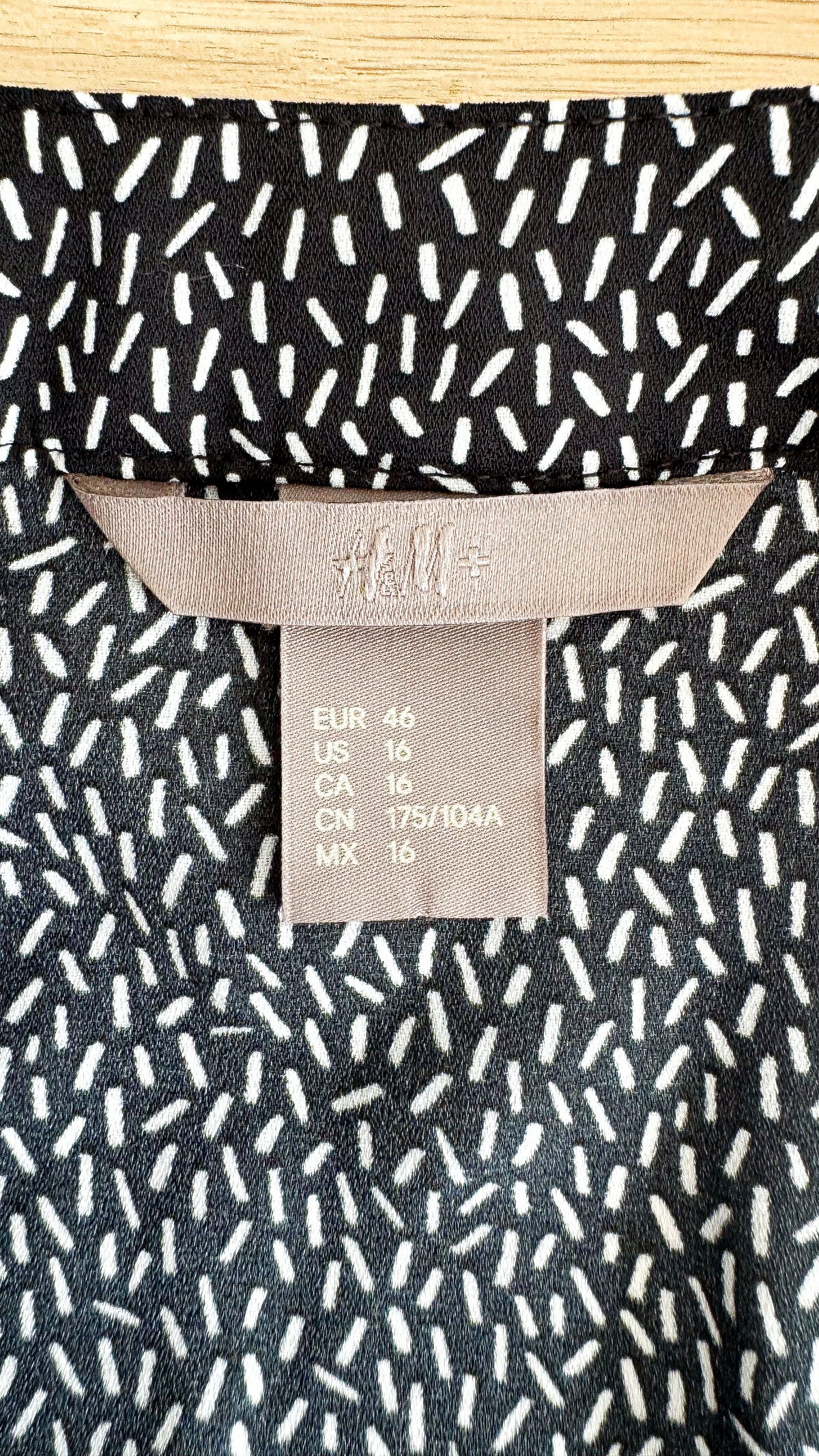 Blouse H&M noire et blanche imprimée fluide manches longues taille 46