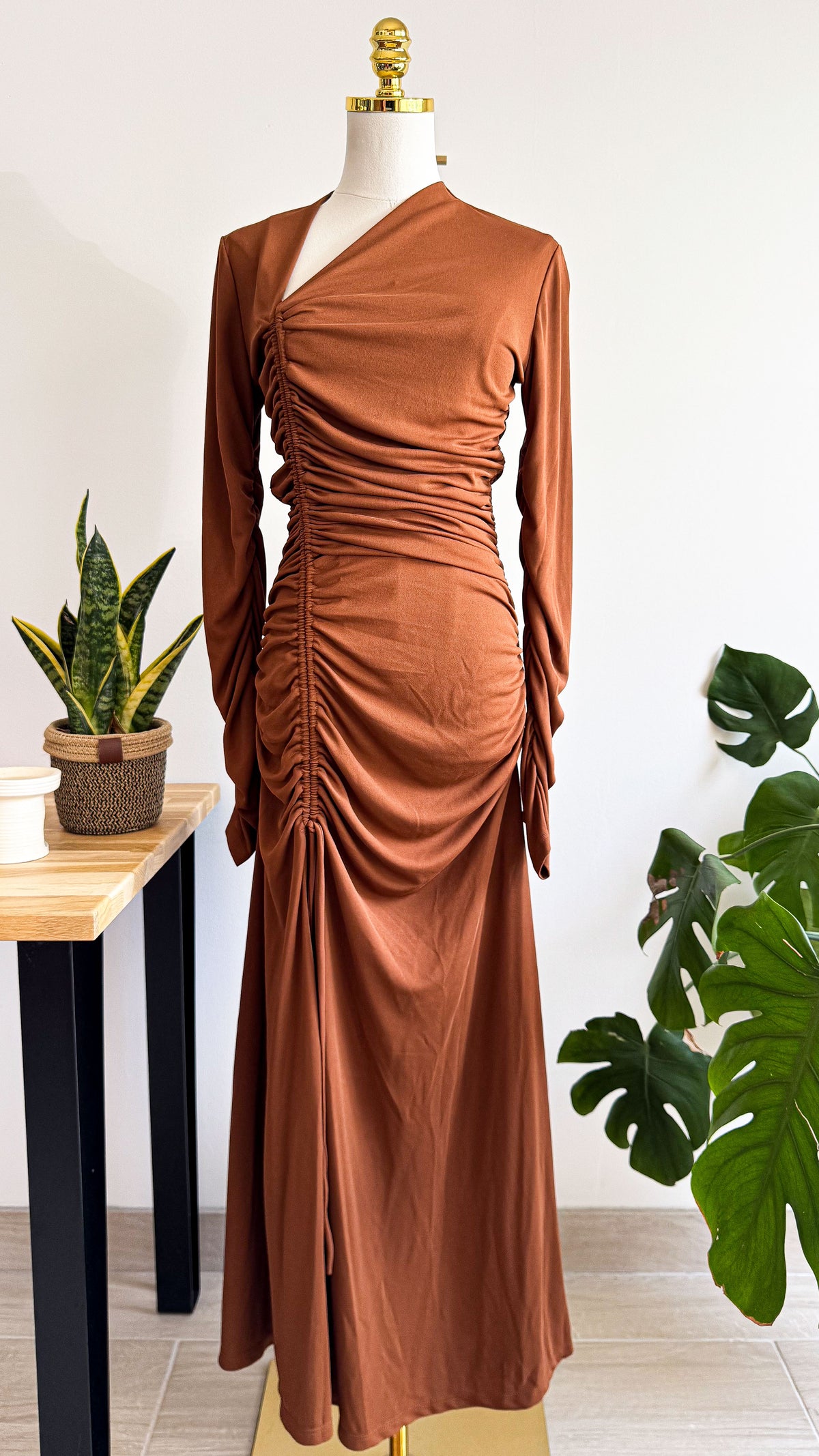 Robe longue drapée asymétrique M - Mango
