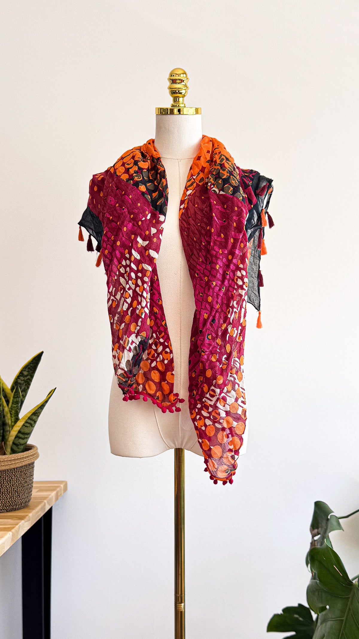 Foulard rose orange pompons bohème coloré léger