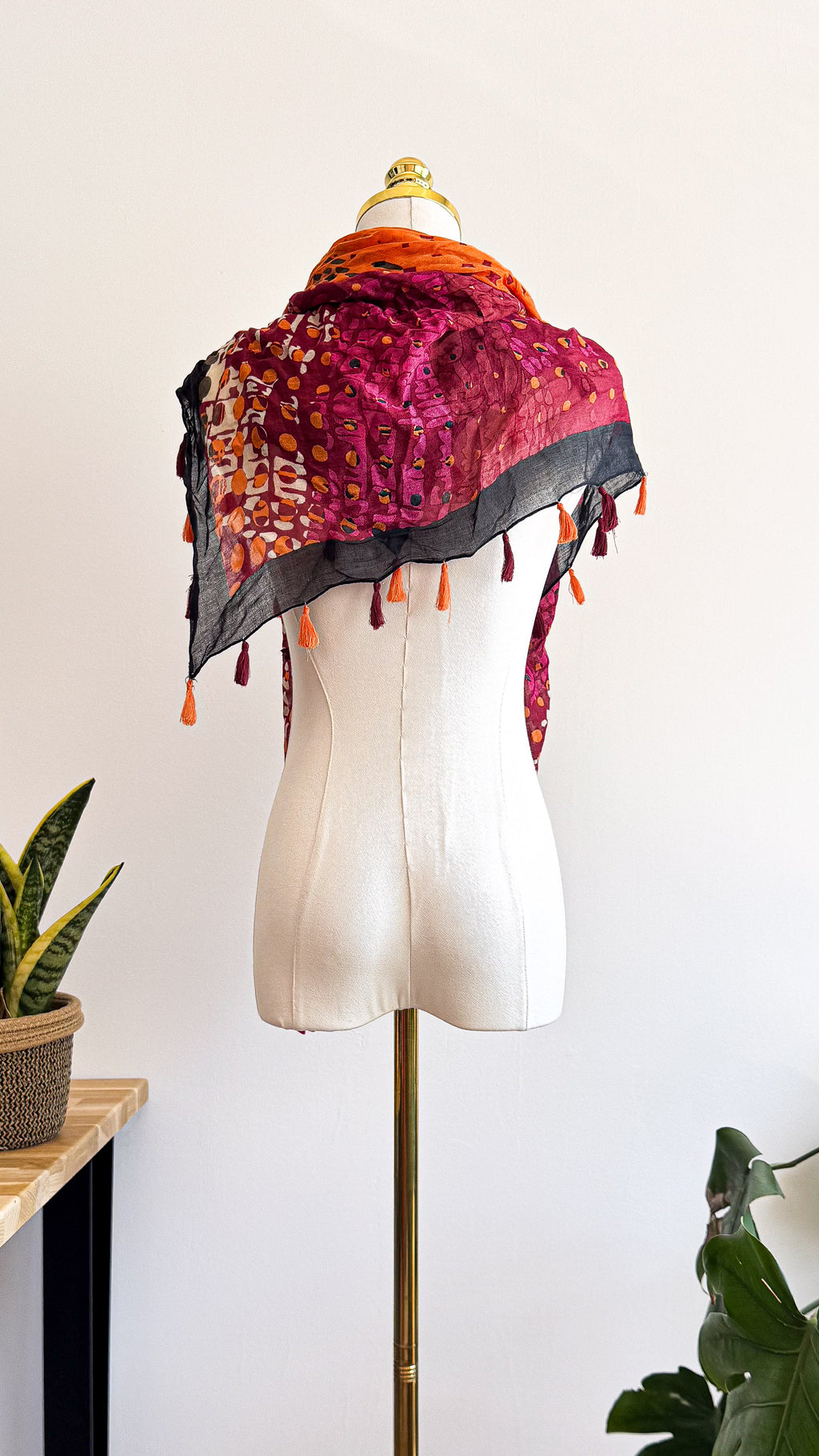 Foulard rose orange pompons bohème coloré léger