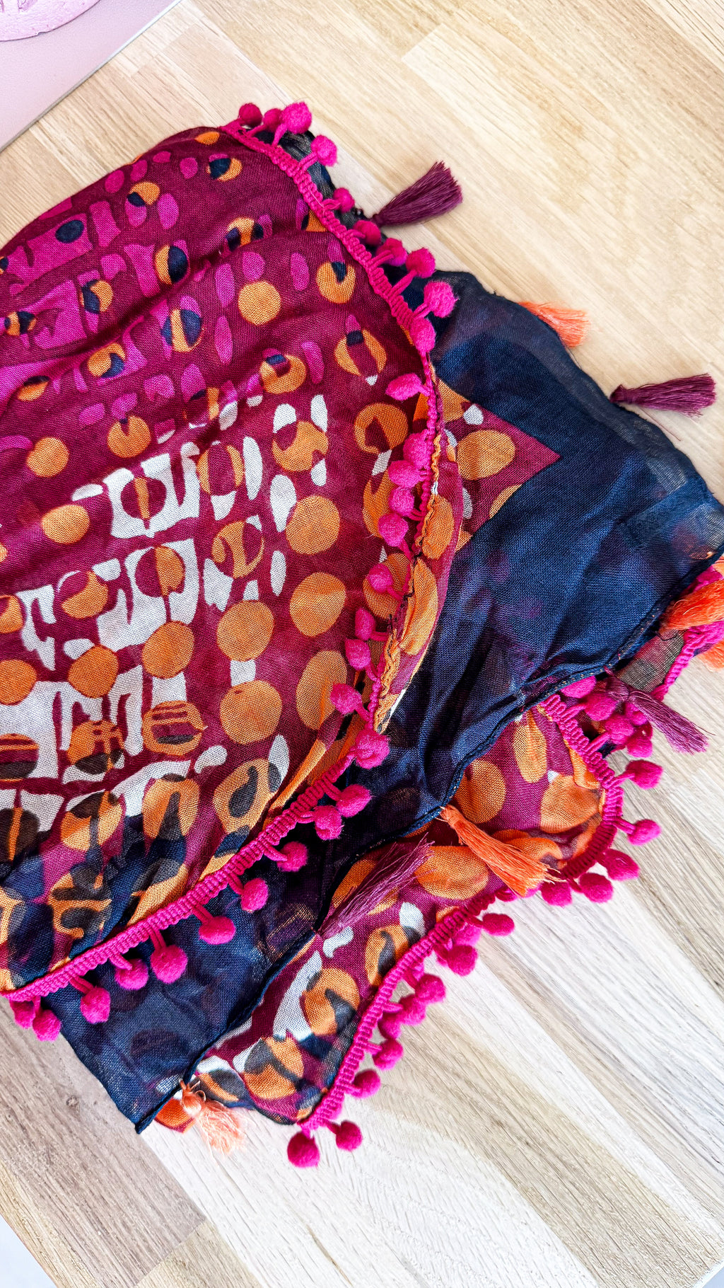 Foulard rose orange pompons bohème coloré léger