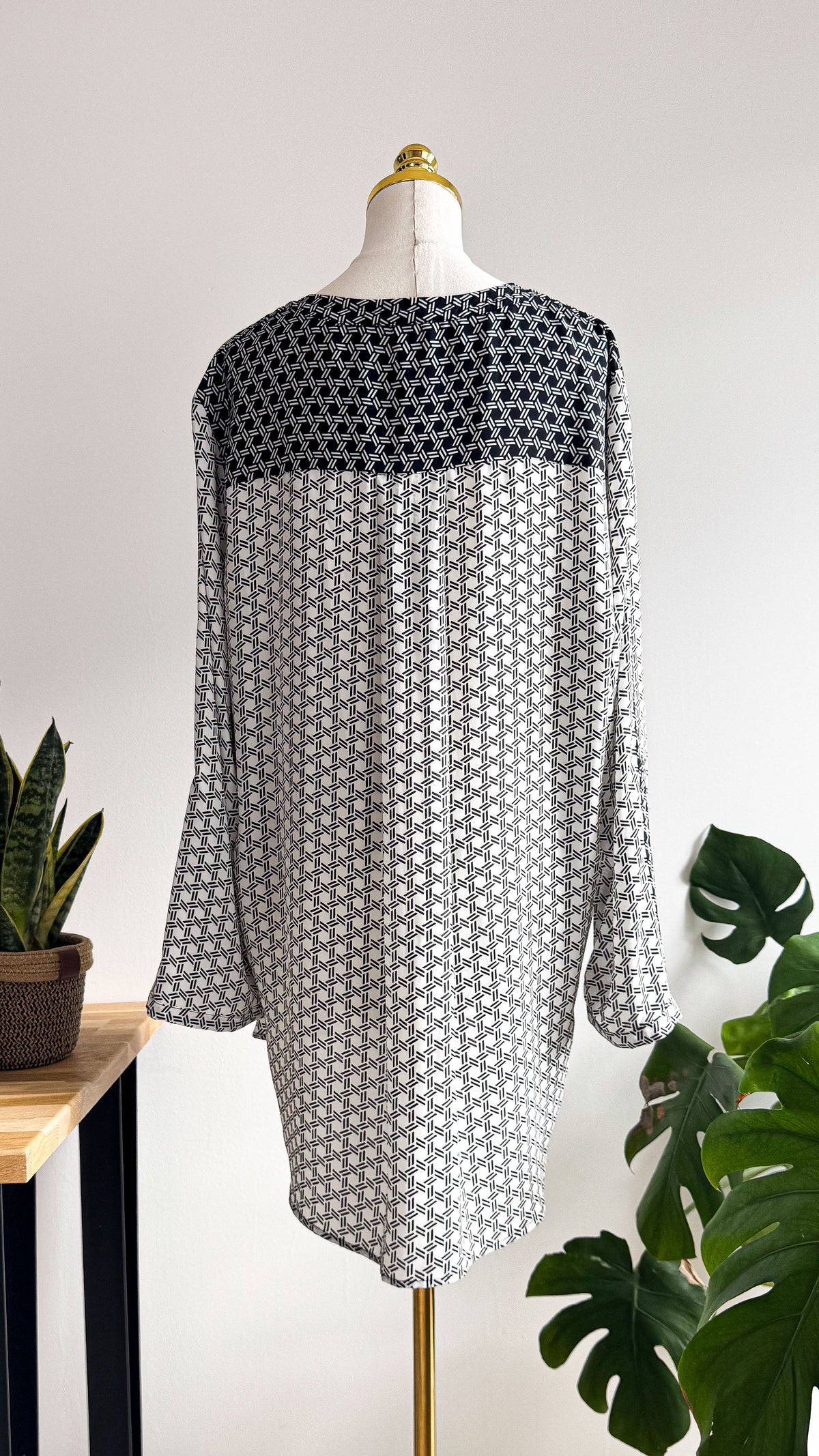 Blouse noire et blanche H&M taille 50 fluide imprimé graphique manches longues