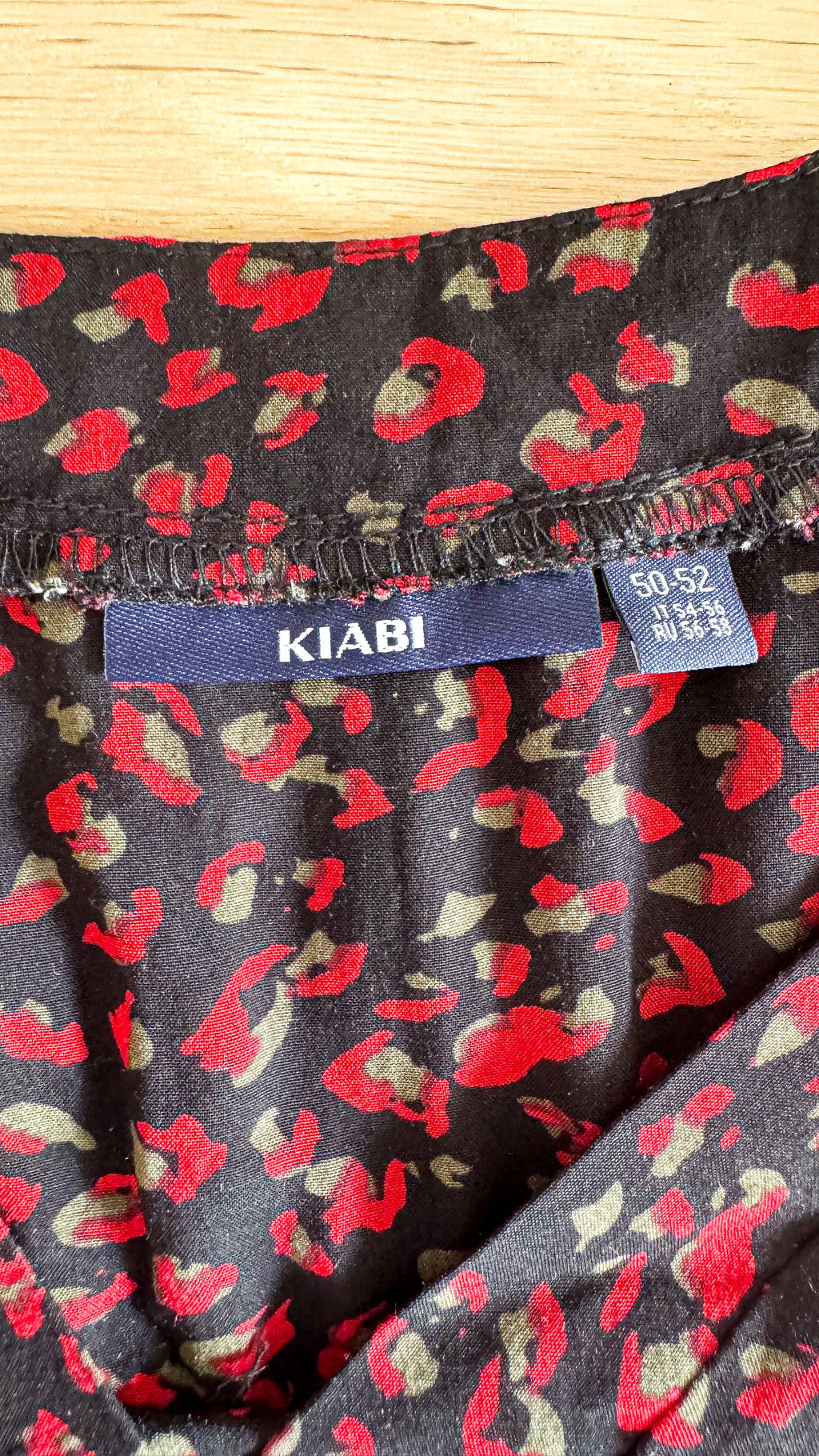 Blouse Kiabi noire imprimé rouge fluide manches longues taille 50/52