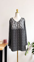 Blouse tunique noir blanc dentelle imprimée taille 52