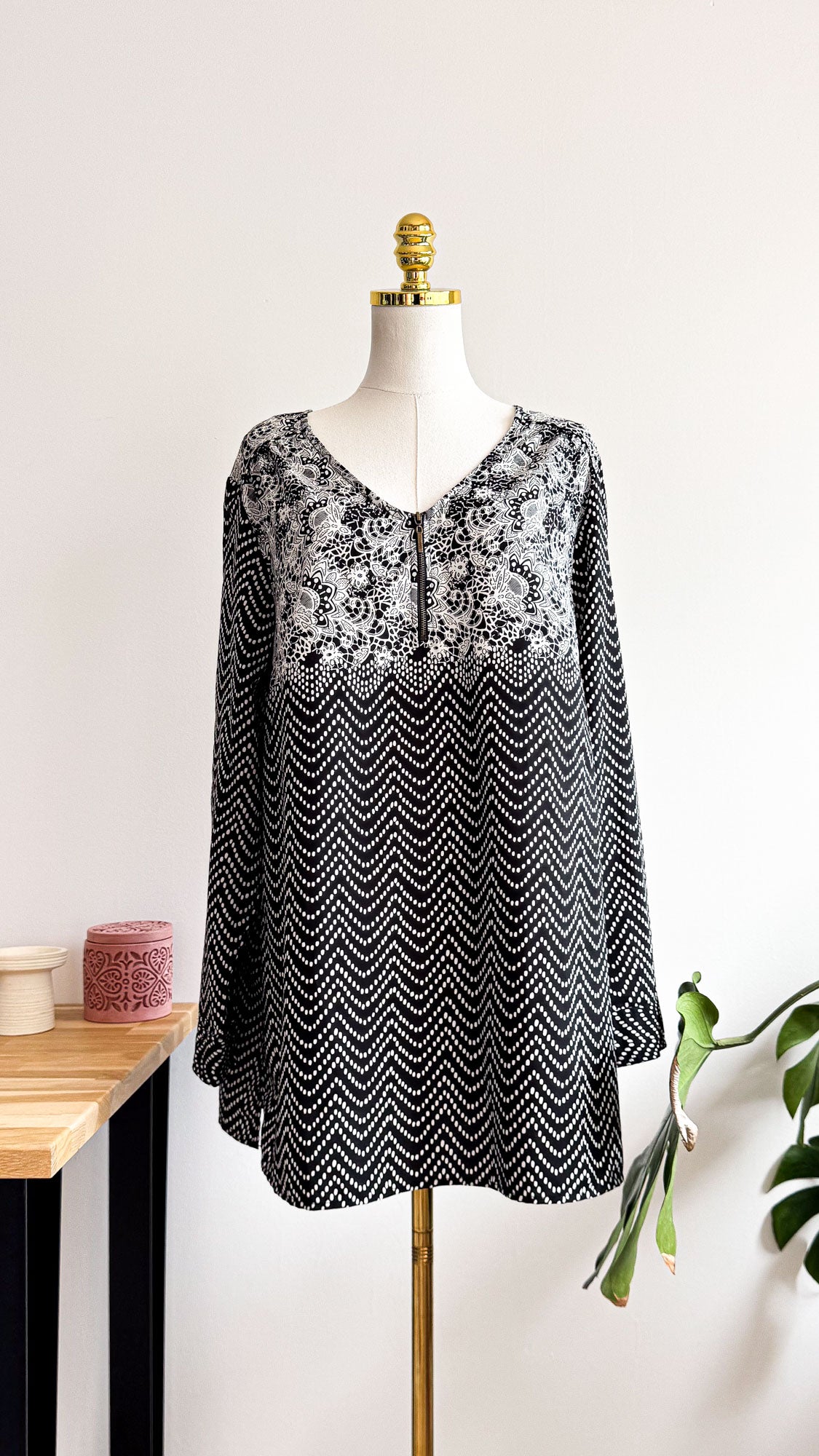 Blouse tunique noir blanc dentelle imprimée taille 52