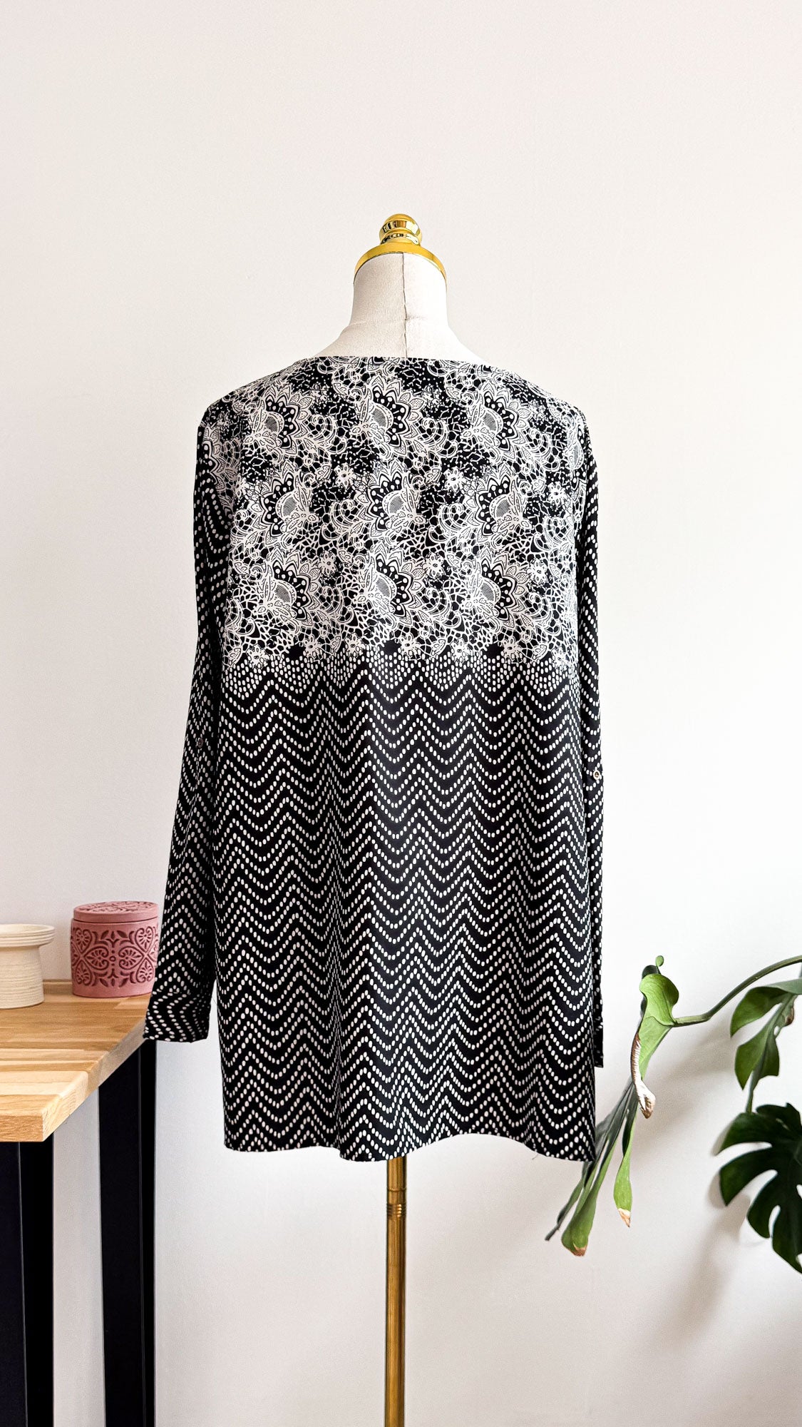 Blouse tunique noir blanc dentelle imprimée taille 52