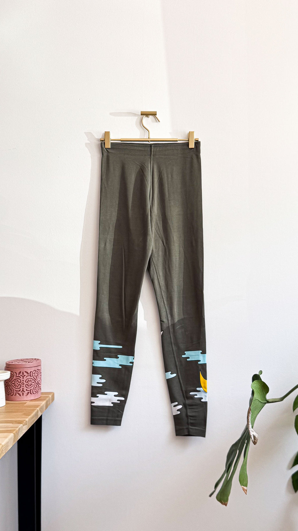 Legging Nike kaki imprimé nuages swoosh neuf taille S