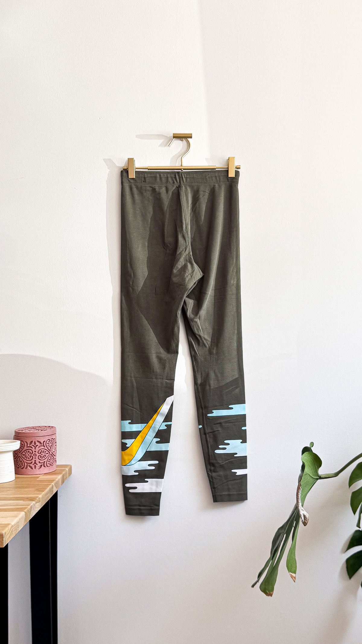 Legging Nike kaki imprimé nuages swoosh neuf taille S