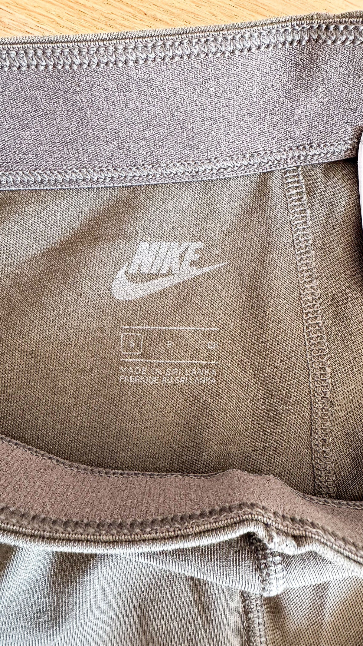 Legging Nike kaki imprimé nuages swoosh neuf taille S