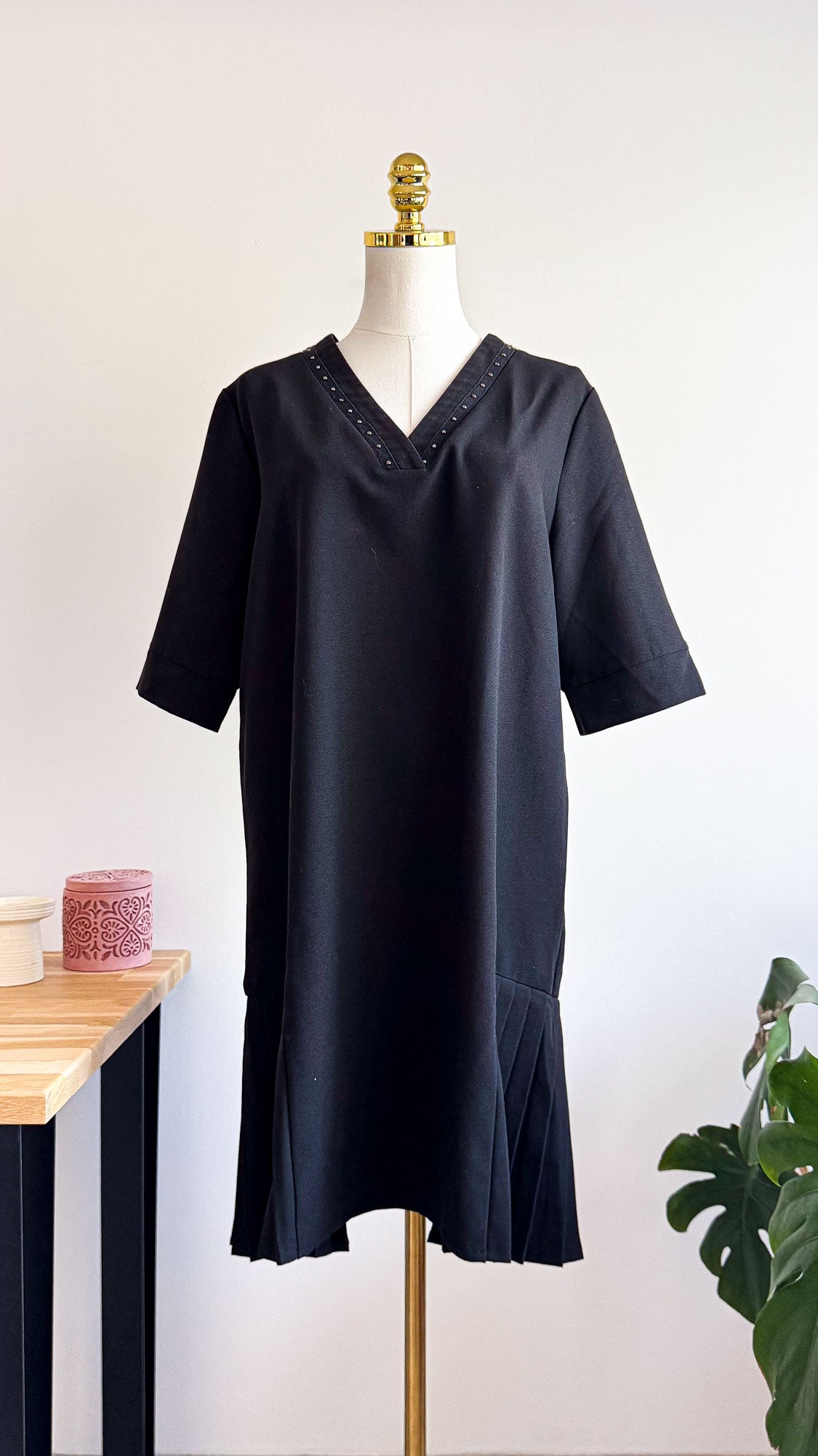 Robe Elora noire T1 strass col V volant plissé 88cm