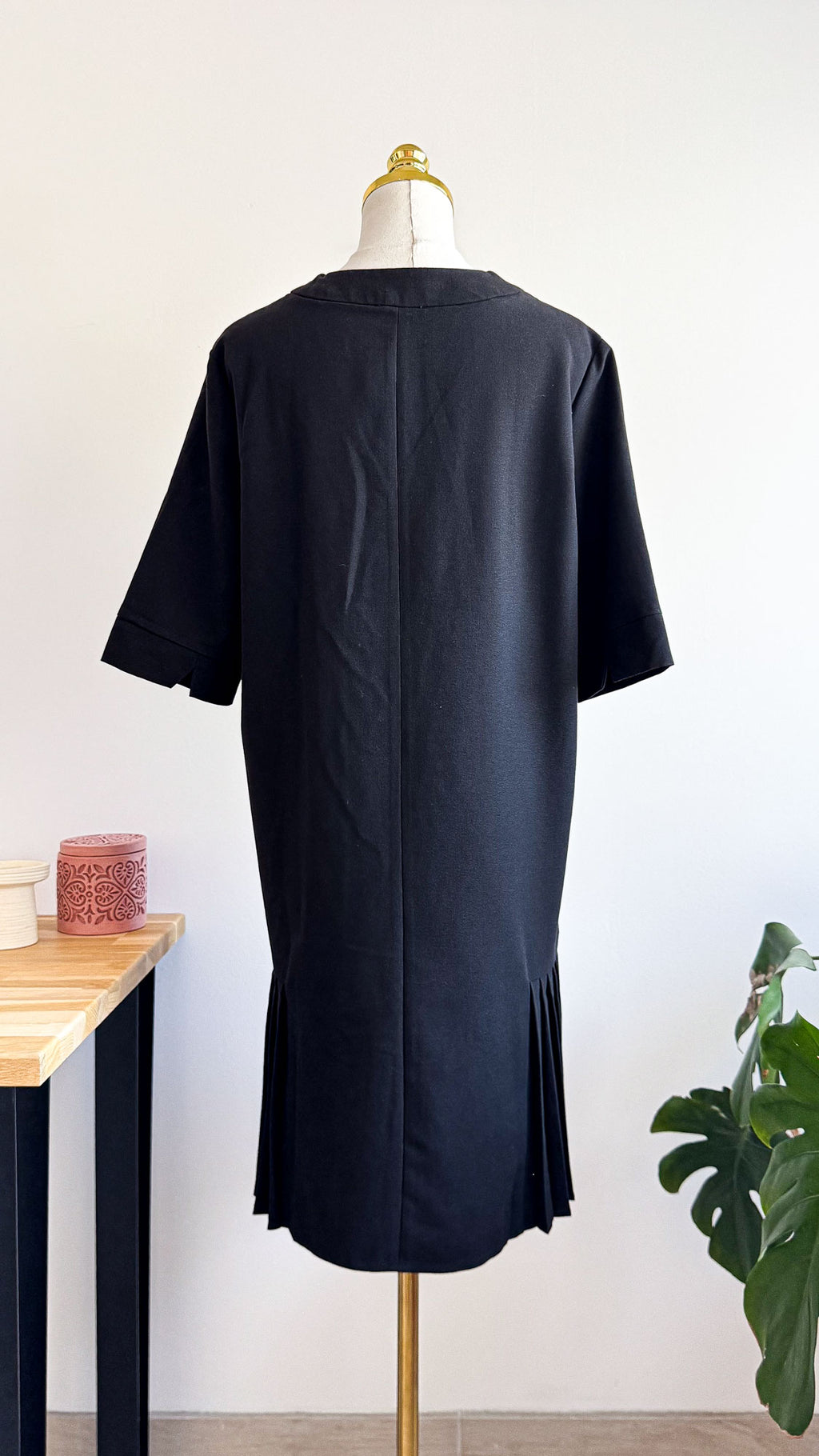 Robe Elora noire T1 strass col V volant plissé 88cm