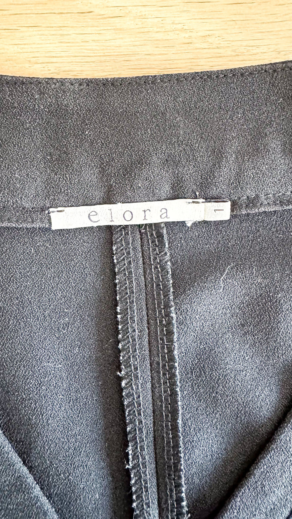 Robe Elora noire T1 strass col V volant plissé 88cm