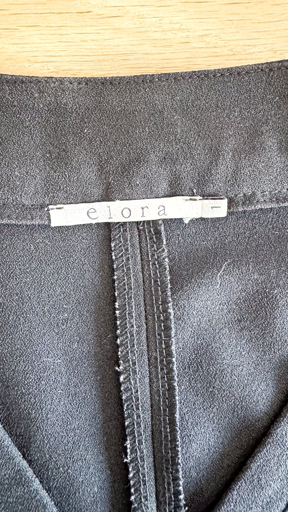 Robe Elora noire T1 strass col V volant plissé 88cm