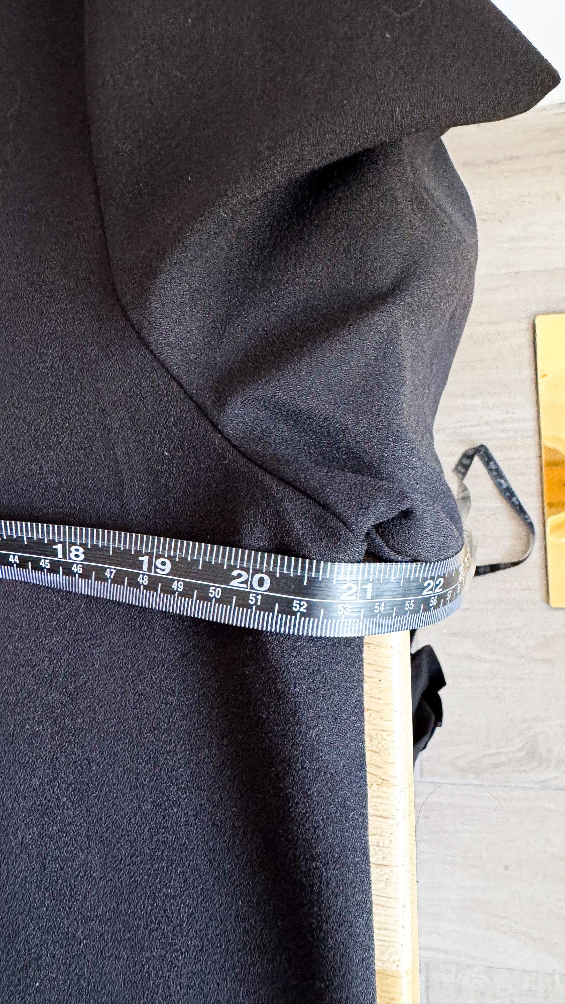 Robe Elora noire T1 strass col V volant plissé 88cm