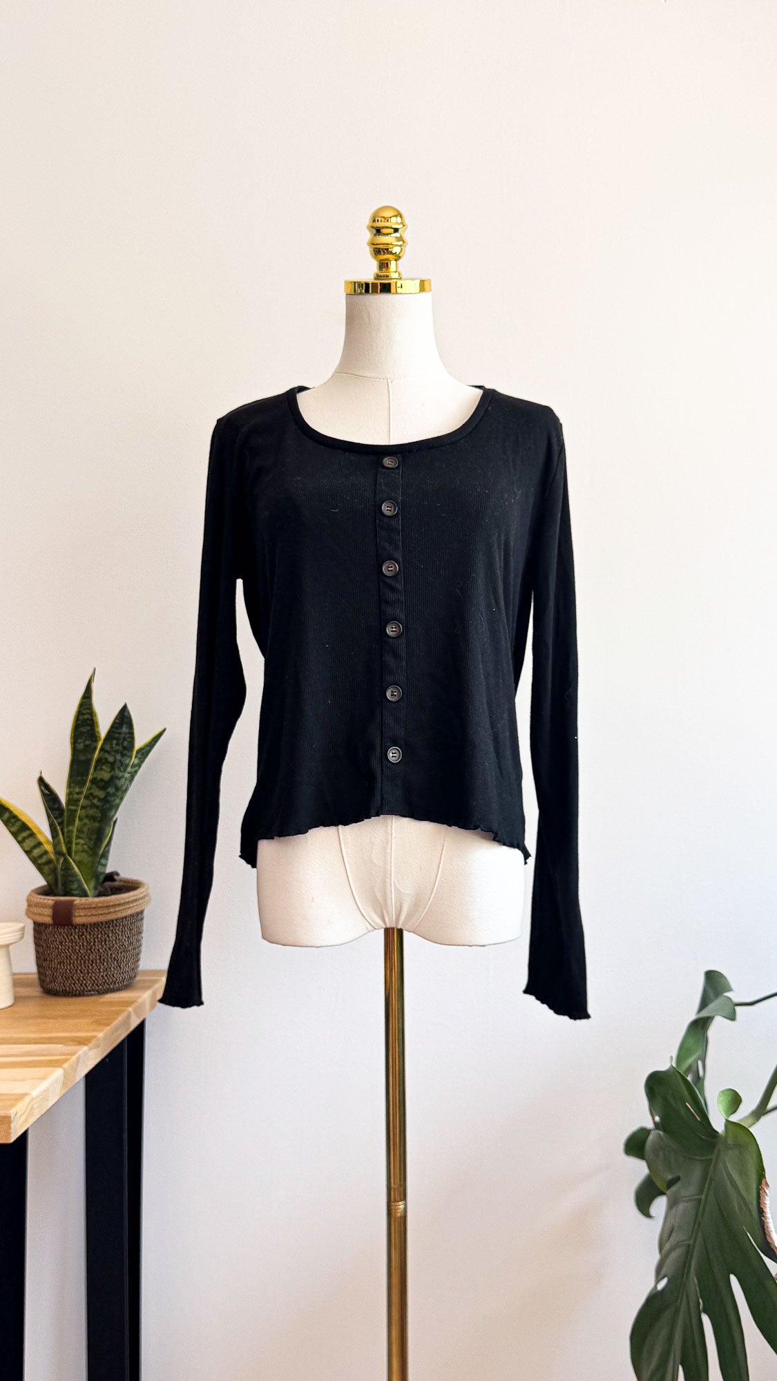 Pull gilet côtelé noir boutonné manches longues sans étiquette