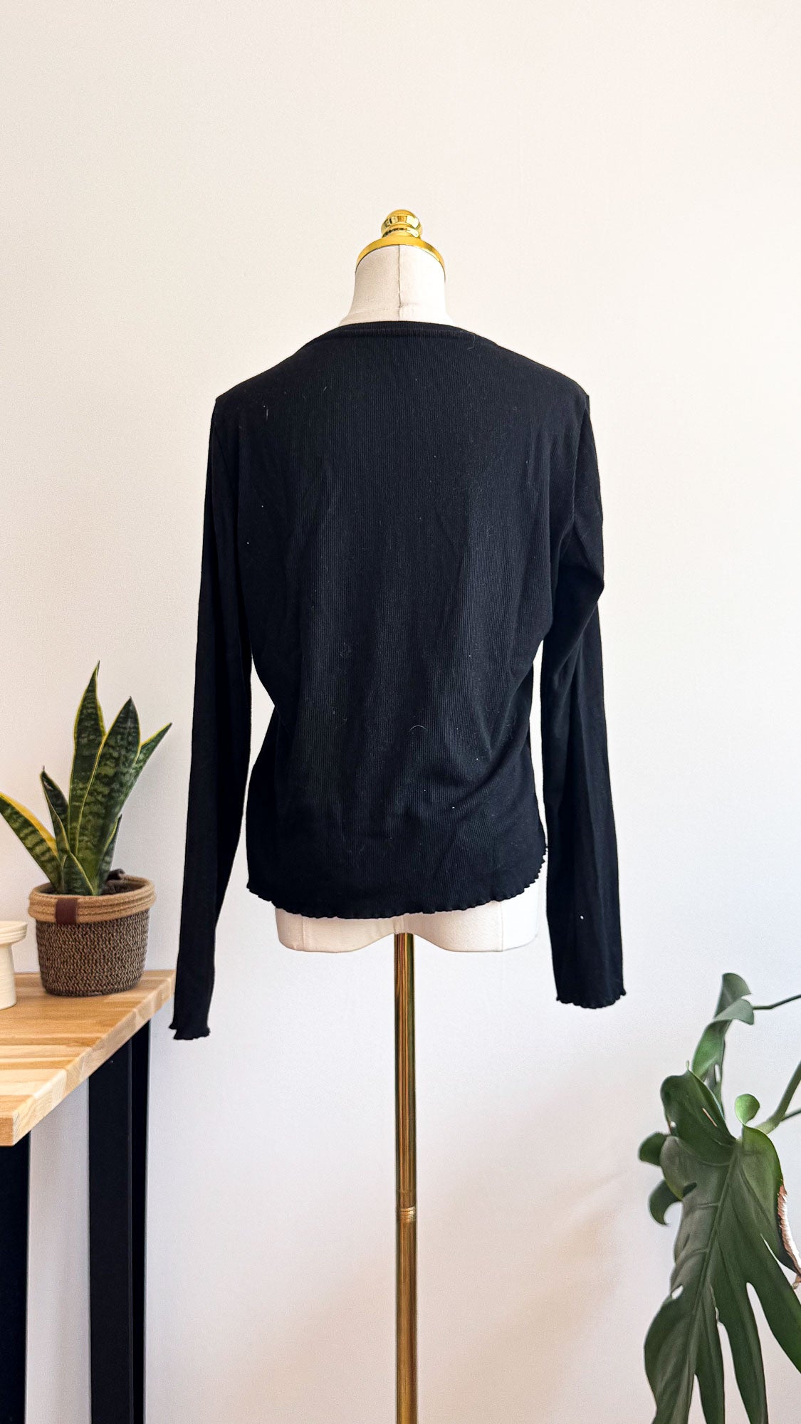 Pull gilet côtelé noir boutonné manches longues sans étiquette
