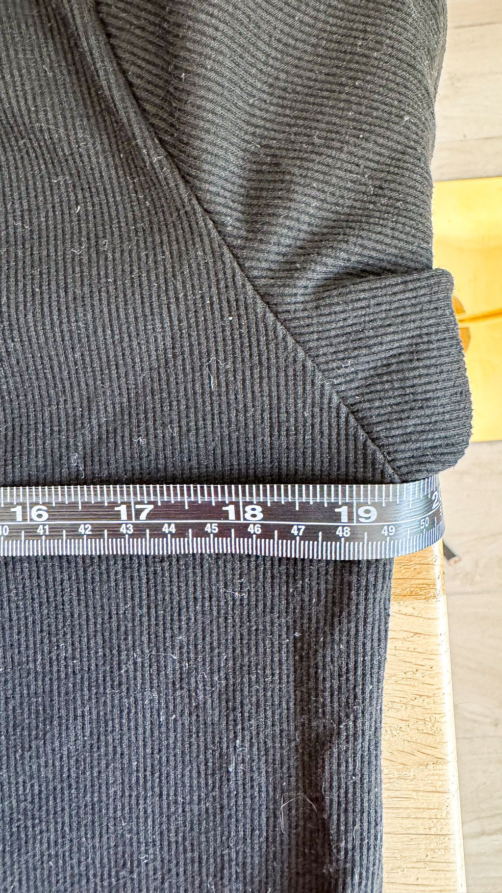 Pull gilet côtelé noir boutonné manches longues sans étiquette