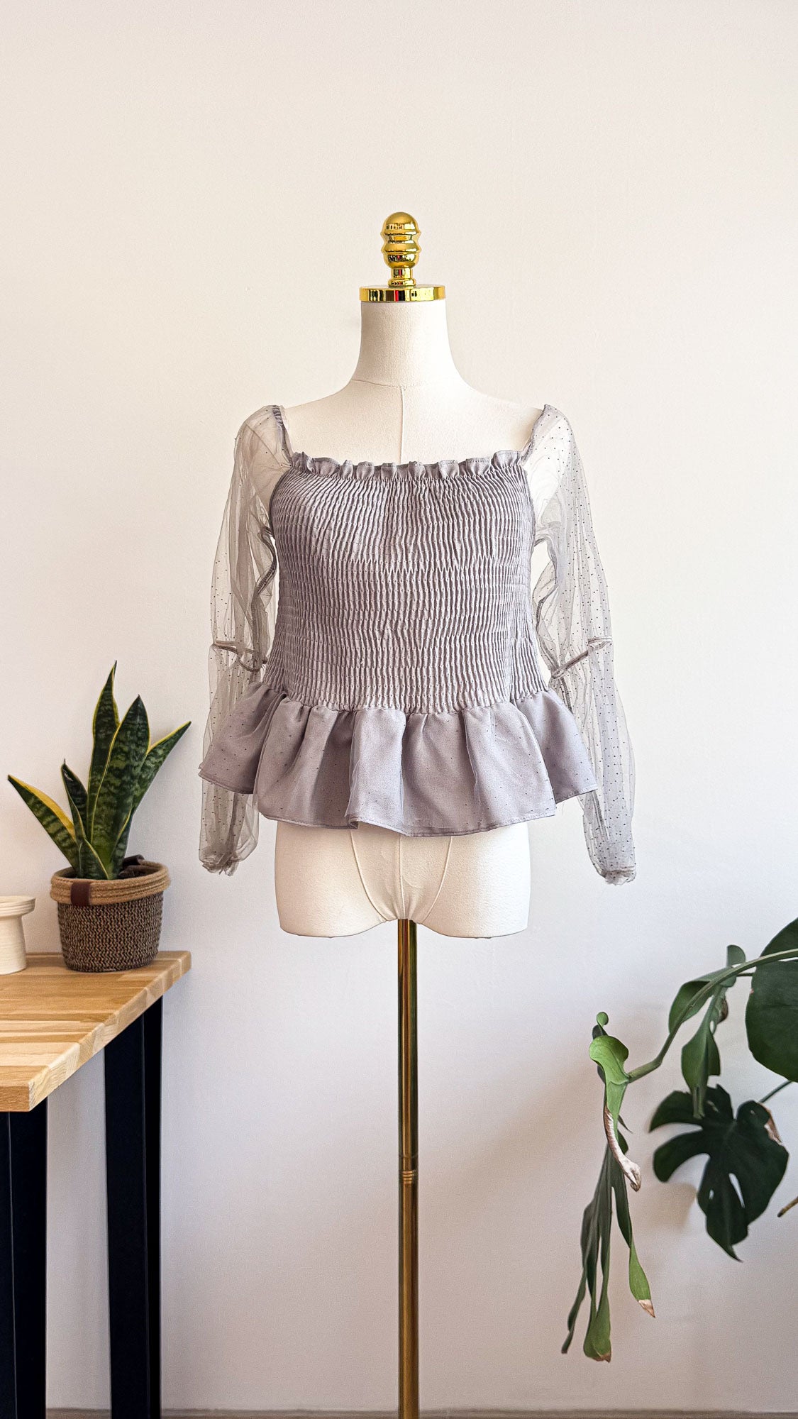 Haut Shein gris épaules dénudées smocké manches voile