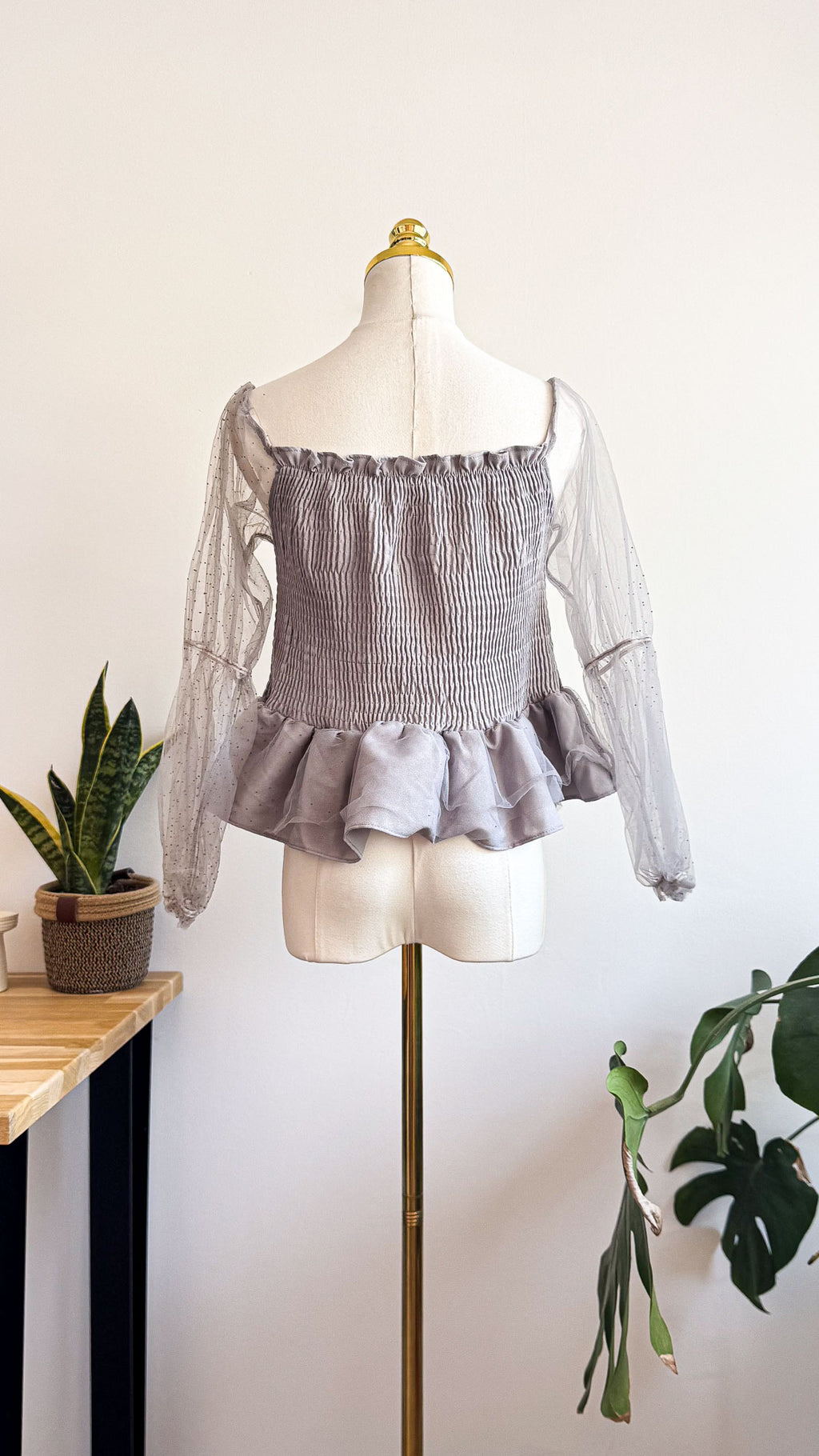 Haut Shein gris épaules dénudées smocké manches voile