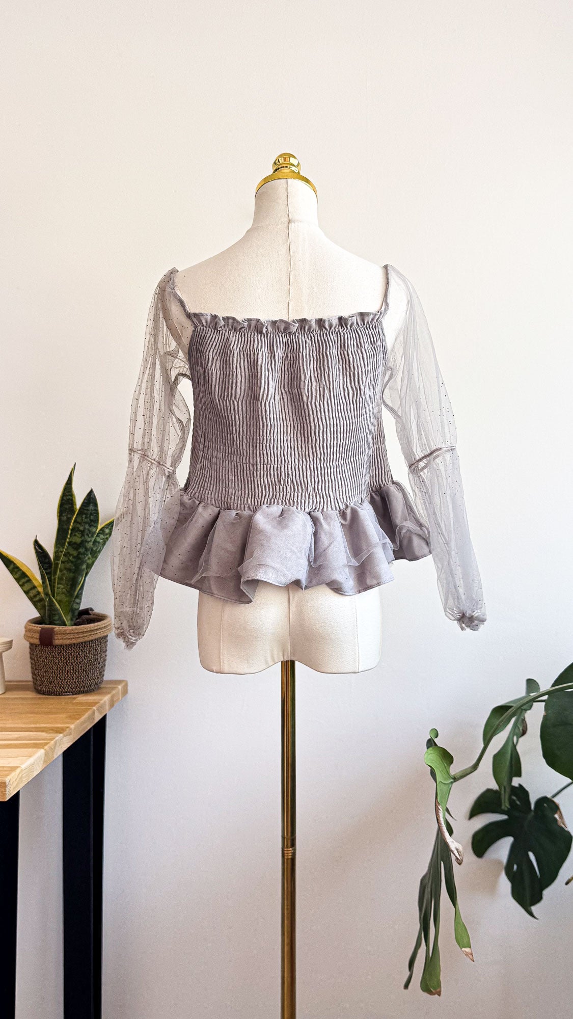 Haut Shein gris épaules dénudées smocké manches voile