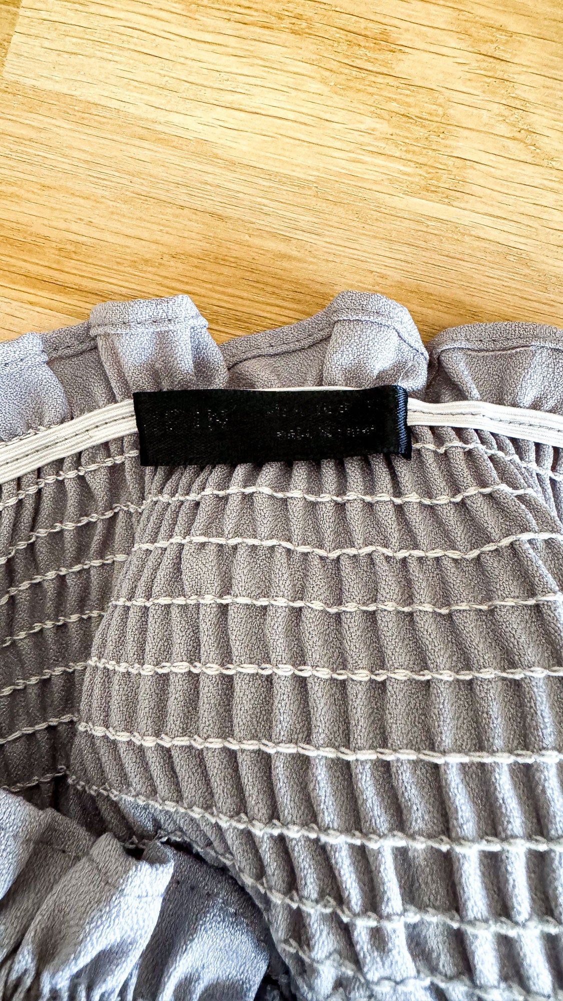 Haut Shein gris épaules dénudées smocké manches voile