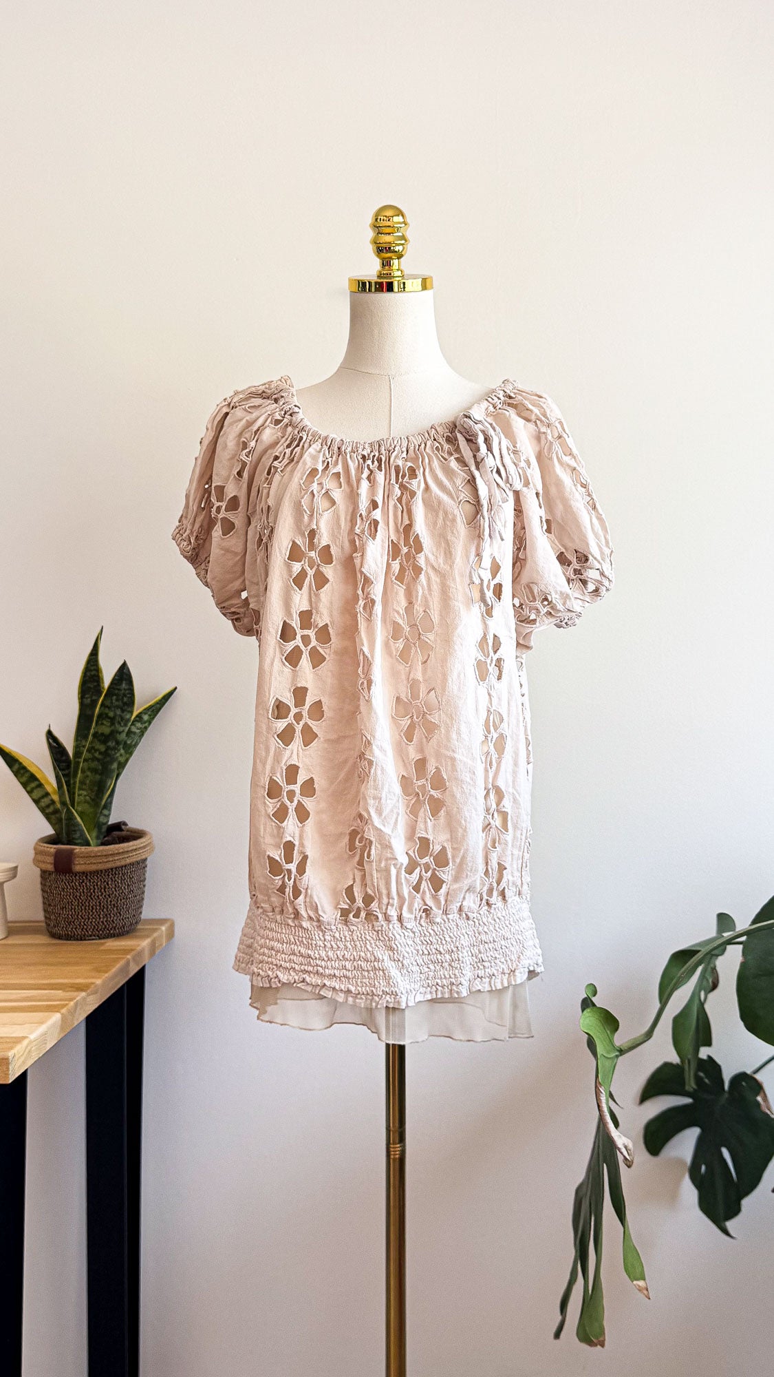 Blouse Jeff Gallano beige brodée + débardeur voile T1