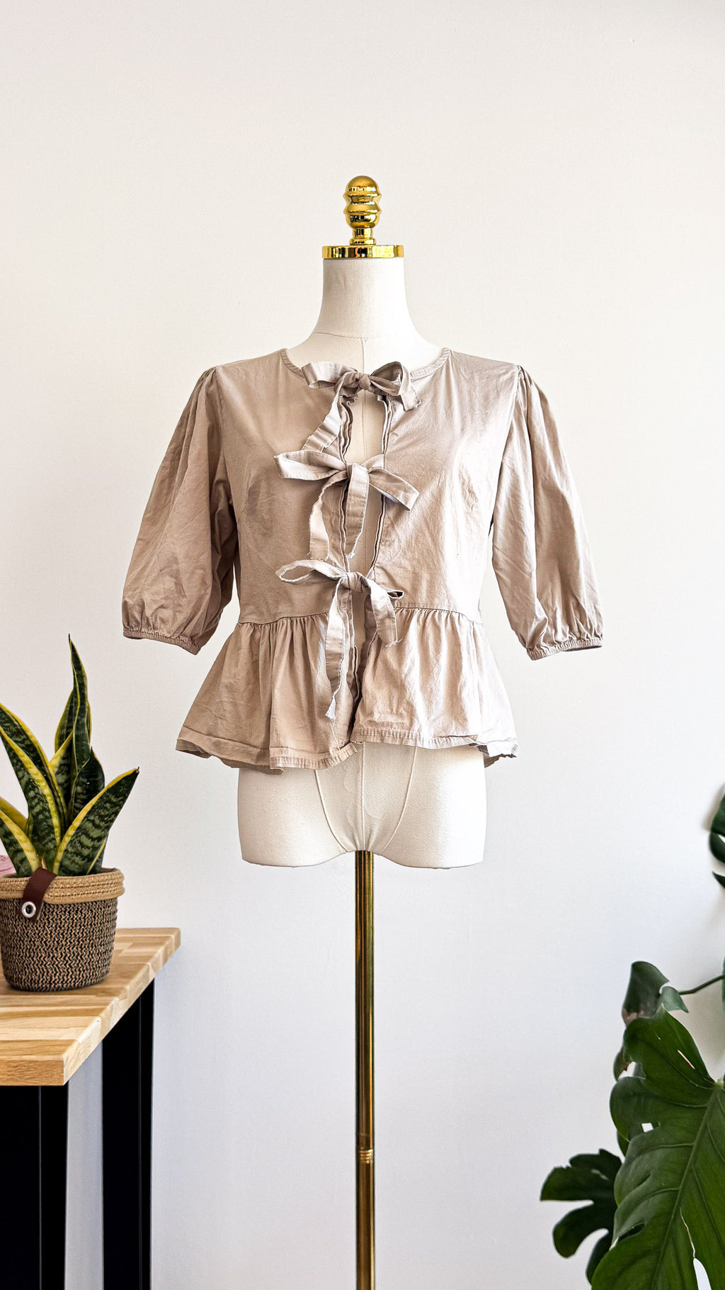 Blouse beige à nœuds manches bouffantes peplum taille S